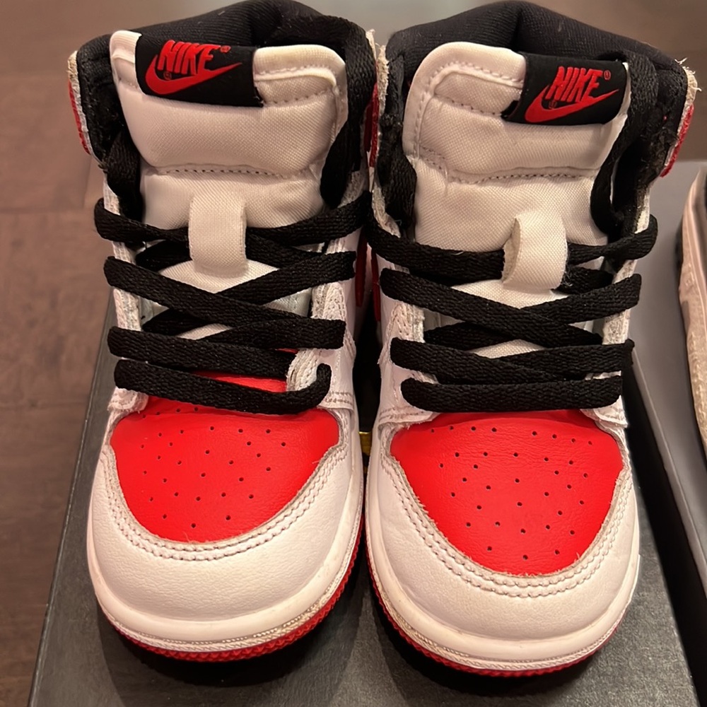 Jordan Retro high OG Toddler size 8-like new
